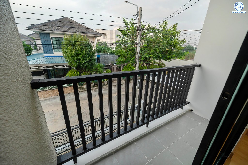 บ้านมือสองตกแต่งใหม่ โครงการ โมดิวิลล่า บางบัวทอง บ้านแฝดสไตล์โมเดิร์น เนื้อที่ 41.2 ตร.ว. ฟังก์ชัน 3 ห้องนอน 2 ห้องน้ำ จอดรถได้ 2 คัน พร้อมอยู่ บนทำเลติดถนนกาญจนาภิเษก ใกล้เซ็นทรัลเวสต์เกต และรถไฟฟ้าสถานี "คลองบางไผ่"...